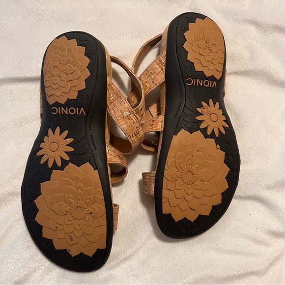 Vionic Amber Adjustable Straps Comfort Sandals Sz 8 Velcro Straps Tan Gold Beach - Picture 7 of 8
